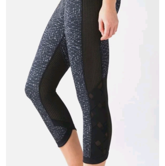 lululemon athletica Pants - Lululemon var-city crop leggings samba snake battleship black yoga size‎ 6 capri